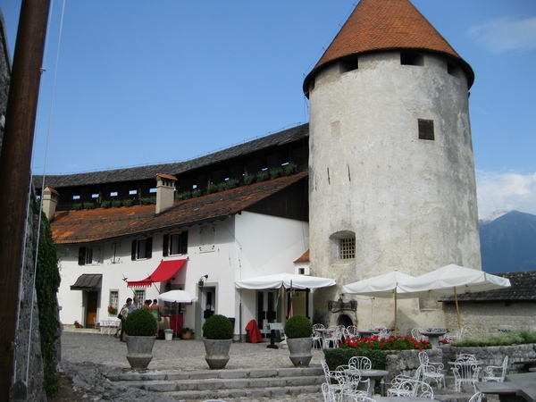 Ndvorie hradu nad jazerom Bled.