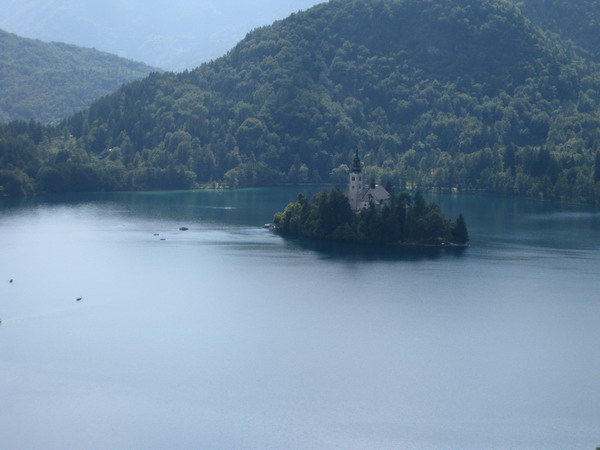 ostrov s kostolom v jazere Bled